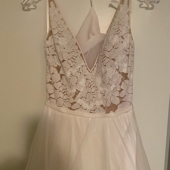 Beautiful wedding dress. **Never worn** size 6 - Picture 4 of 10